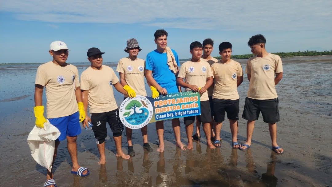 Friends of Jiquilisco Bay cleanup volunteers